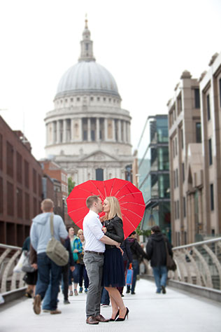 An adorable spring engagement session amongst historical sites in London | Corette Faux: http://www.corettefaux.co.uk