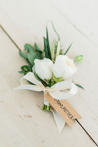 A stunning winter White Sparrow Barn wedding with natural greenery and a neutral palette by Cottonwood Road Photography