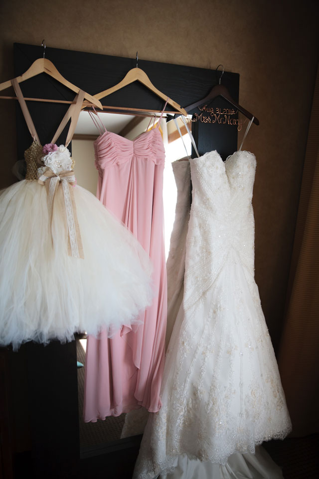 An extravagantly detailed sparkling glam blush wedding in Alberta // photo by Crown Photography: http://www.crownphotography.ca || see more on https://blog.nearlynewlywed.com