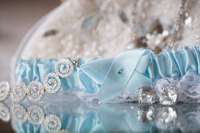 A winter wedding on the first snow fall of the season in a palette of Tiffany blue and silver | Crown Photography: crownphotography.ca