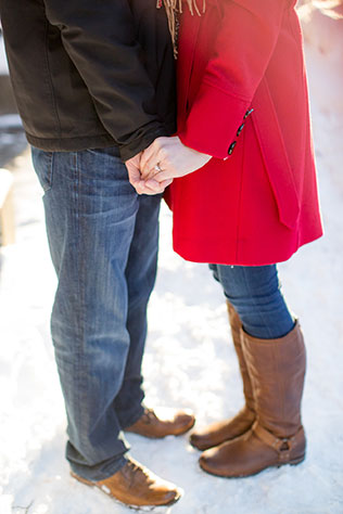 A cozy Boston engagement session in winter // photo by Deborah Zoe Photography: http://www.deborahzoephoto.com || see more on https://blog.nearlynewlywed.com