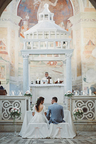 A refined and romantic Italian wedding at the Abbey of Sant'Andrea in Flumine by effeanfotografie