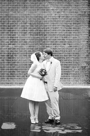 An intimate pop up wedding at The Art Institute of Chicago // photo by Elizabeth Nord Photography: http://www.elizabethnord.com || see more on https://blog.nearlynewlywed.com