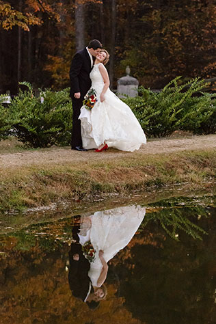 A stunning outdoor fall wedding at The Oaks at Salem | Erin Costa Photography: erincostaphoto.com