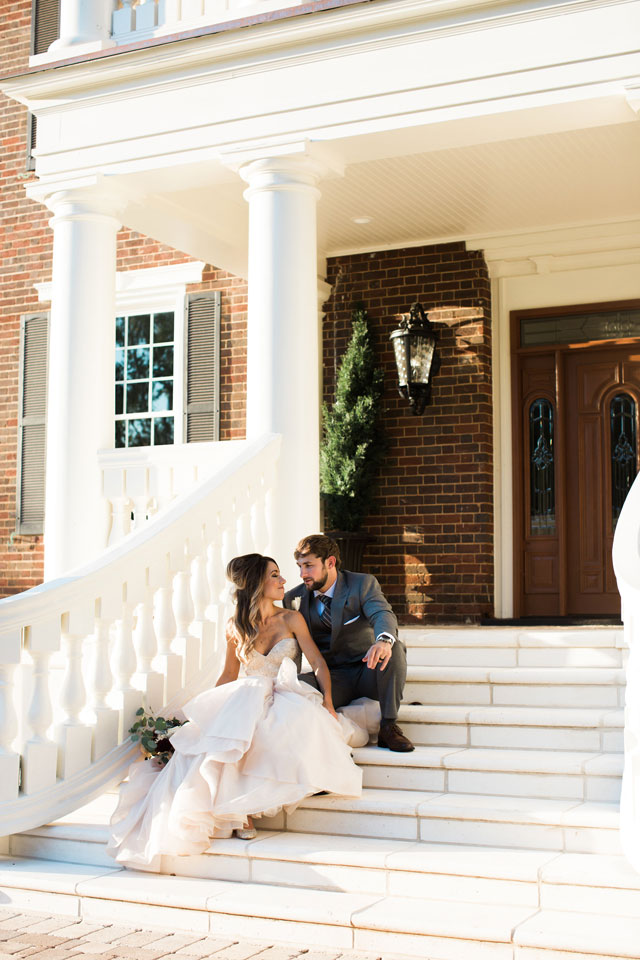 A Tuscan inspired wedding at Bella Rose Plantation in Virginia with gorgeous greenery, olive oil favors and a blush palette by Gaudium Photography