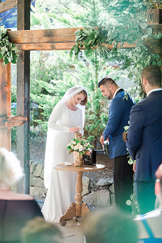 A chic and timeless wedding at Lucy's Garden by Hannah Bjorndal Photography LLC