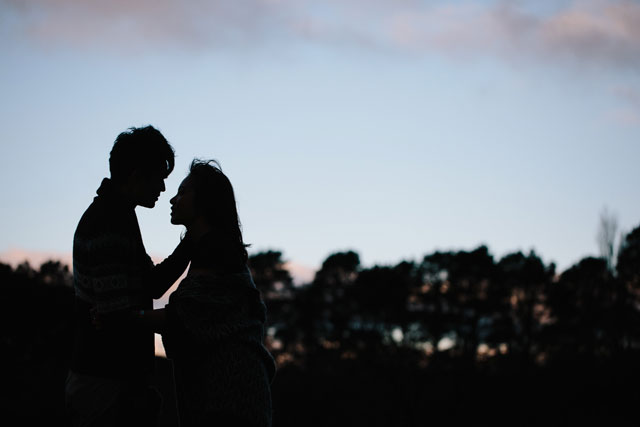 A rustic and cozy winter pre-wedding shoot at a country apple orchard in the Blue Mountains in New South Wales | Hilary Cam Photography Sydney: http://www.hilarycam.com.au
