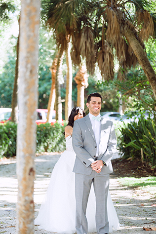 A glitter DIY wedding on a med school budget with aqua, pink and gold details in Sanibel // photos by Hunter Ryan Photo: http://www.hunterryanphoto.com || see more at: https://blog.nearlynewlywed.com/real-couples/weddings/aqua-pink-gold-glitter-diy-wedding/