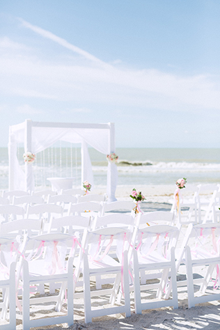 A glitter DIY wedding on a med school budget with aqua, pink and gold details in Sanibel // photos by Hunter Ryan Photo: http://www.hunterryanphoto.com || see more at: https://blog.nearlynewlywed.com/real-couples/weddings/aqua-pink-gold-glitter-diy-wedding/