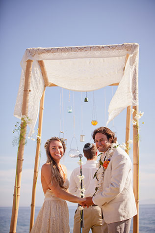 A gorgeous boho chic beach wedding with a Jewish ceremony | I Heart My Groom: iheartmygroom.com