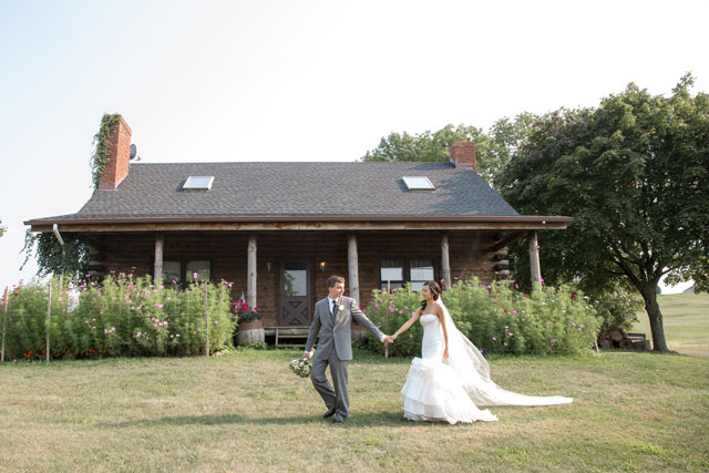 A rustic summer golf club wedding in hues of plum and gray // photos by Idalia Photography: http://www.idaliaphotography.com || see more on https://blog.nearlynewlywed.com