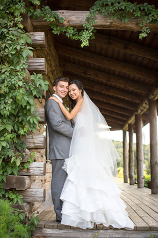 A rustic summer golf club wedding in hues of plum and gray // photos by Idalia Photography: http://www.idaliaphotography.com || see more on https://blog.nearlynewlywed.com