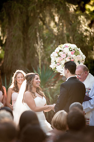 A romantic blush and sage wedding at Beringer Vineyards in Napa | Jeannie Guzis, Photographer: jeannieguzis.com