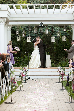 A floral-filled outdoor wedding at The Patrick C. Haley Mansion | Jennifer Kathryn Photography: http://www.jenniferkathryn.com