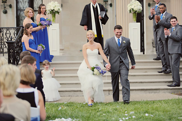 A classic spring wedding at Spindletop Hall in Lexington with blue details and a horse-drawn carriage // photos by Julie Roberts Photographic Artist: http://www.julierobertsphoto.com || see more on https://blog.nearlynewlywed.com