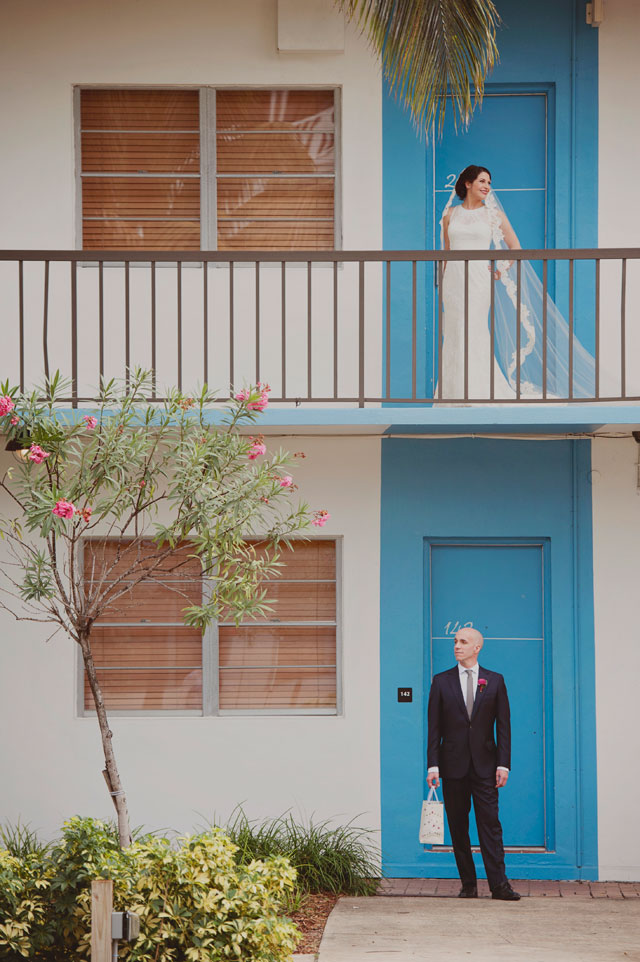 A Florida destination wedding with chinoiserie vases, toile linens and pops of pink florals | Kismis Ink Photography: http://www.kismisink.com