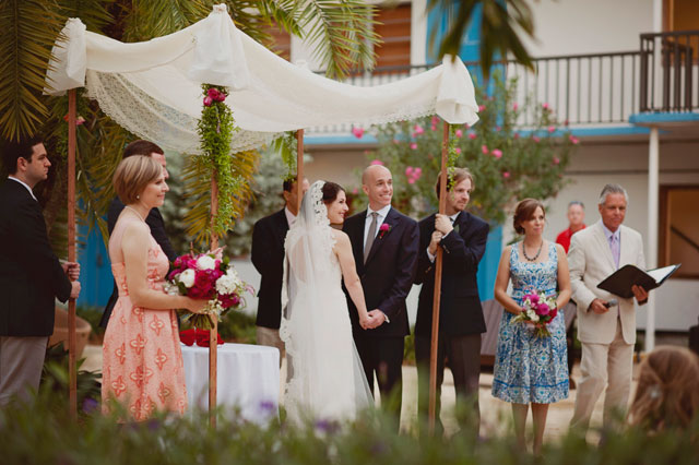 A Florida destination wedding with chinoiserie vases, toile linens and pops of pink florals | Kismis Ink Photography: http://www.kismisink.com