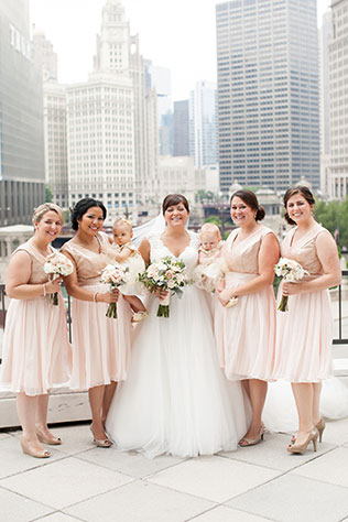 A glittery Chicago wedding with rooftop portraits and golden details by Laura Witherow Photography