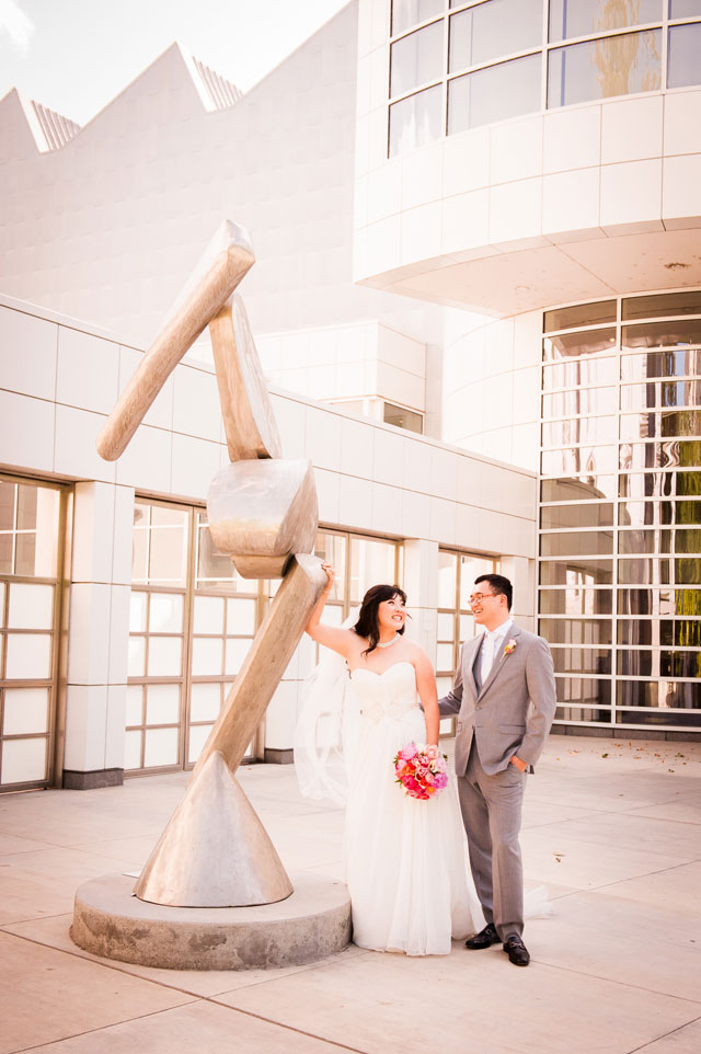 A spectacular modern art museum wedding in Sacramento with vibrant red details // photos by Liz Caruana Photography LLC: http://www.lizcaruanaweddings.com || see more on https://blog.nearlynewlywed.com