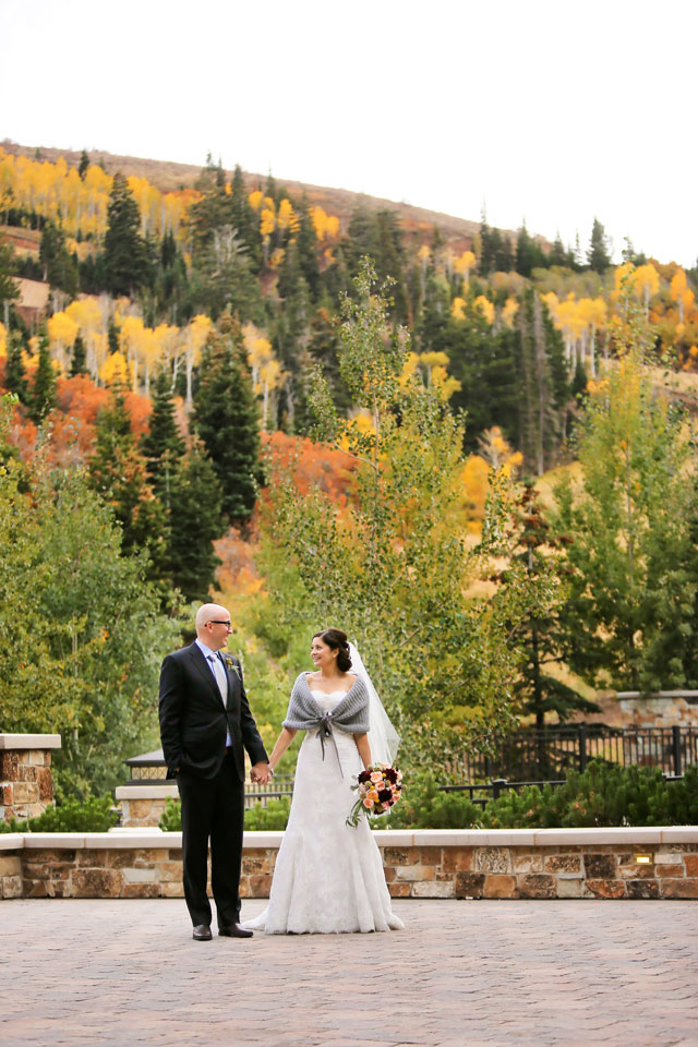 A luxe mountain wedding at the St. Regis Deer Valley surrounded by fall foliage and beautiful details // photo by Logan Walker Photography: http://www.loganwalkerphoto.com || see more on https://blog.nearlynewlywed.com