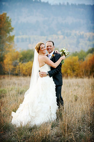 A romantic lodge wedding in September in Jackson Hole, Wyoming // photos by Logan Walker Photography: http://www.loganwalkerphoto.com || see more on https://blog.nearlynewlywed.com