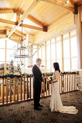 A luxurious après ski wedding with a warm holiday glow | Logan Walker Photography: http://www.loganwalkerphoto.com