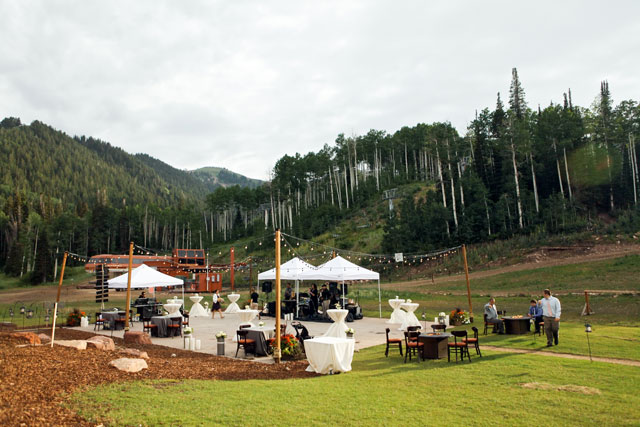 A gorgeous, rustic mountain lodge wedding with gray and ivory details // photos by Logan Walker Photography: http://www.loganwalkerphoto.com || see more on https://blog.nearlynewlywed.com