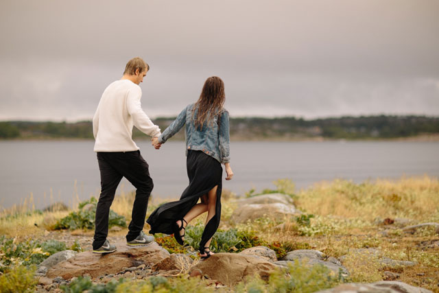 A couple's rainy engagement session in Norway by Lunde Foto