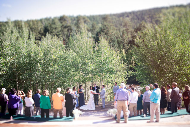 An elegant summer lodge wedding with a mountain backdrop by MAIIGO Photography