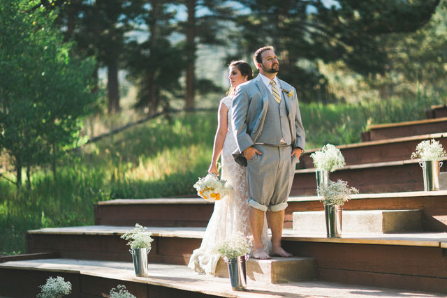 An elegant summer lodge wedding with a mountain backdrop by MAIIGO Photography