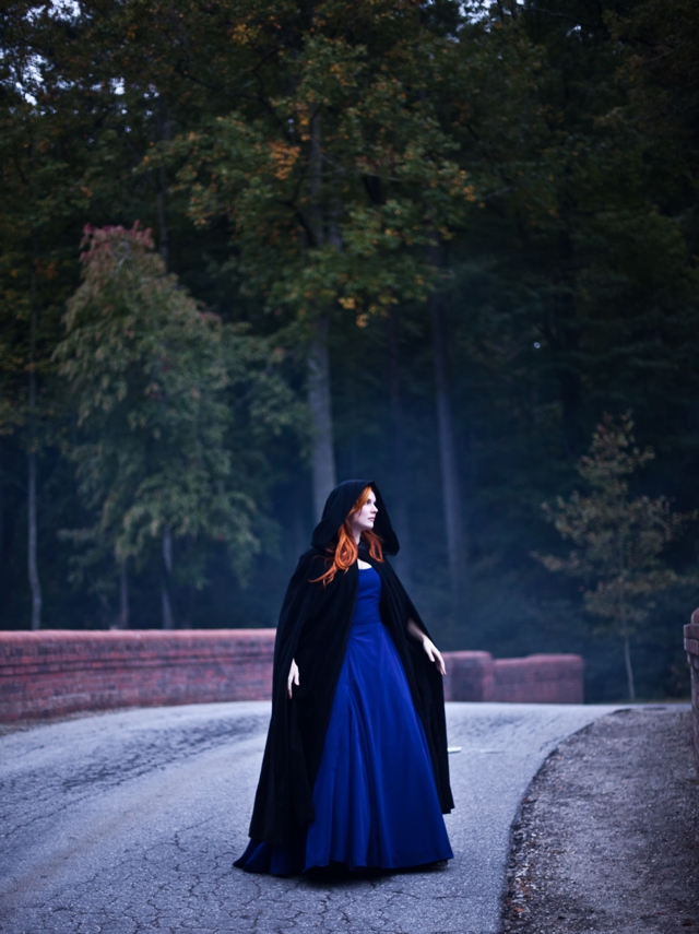 A breathtaking bride in a vibrant blue dress by Matt Andrews Photography || see more on blog.nearlynewlywed.com