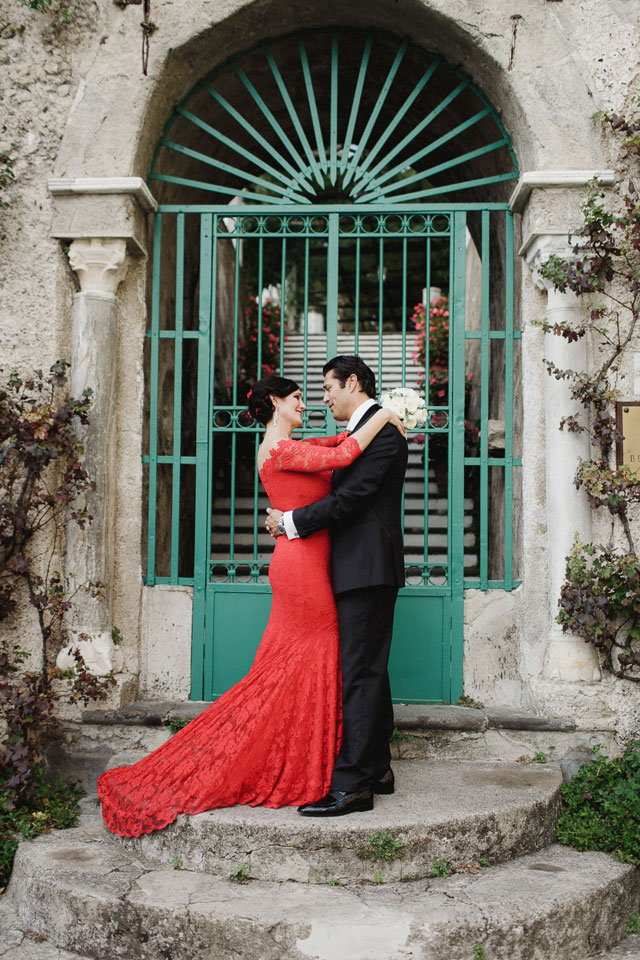 An intimate wedding in Ravello with a stunning bride in red by Matteo Crescentini