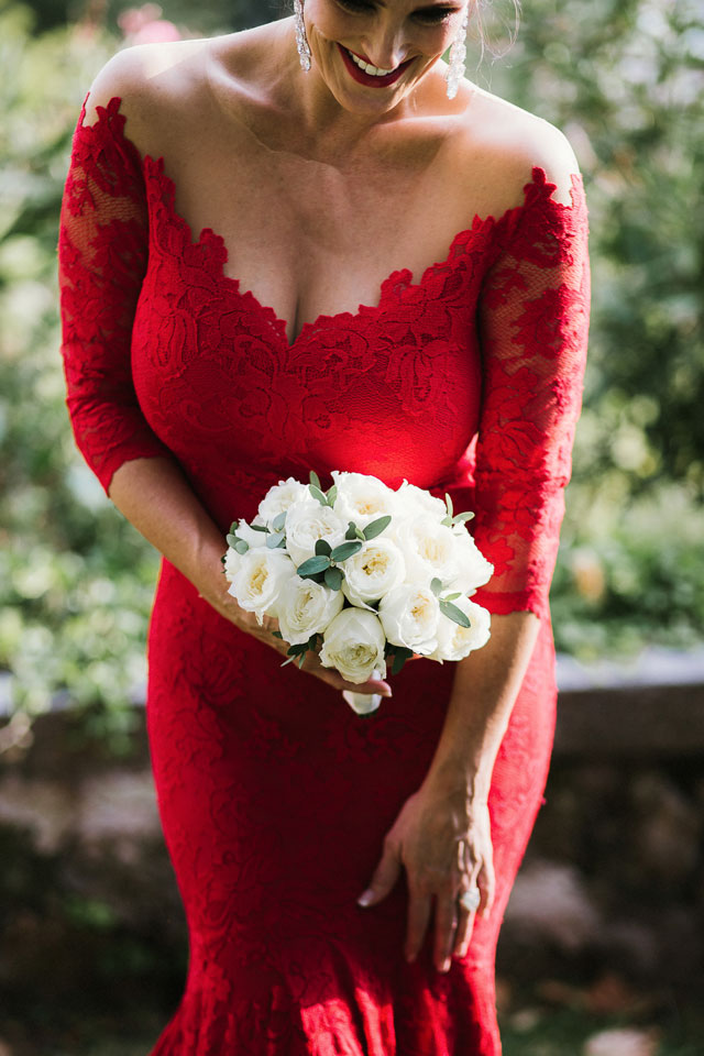 An intimate wedding in Ravello with a stunning bride in red by Matteo Crescentini