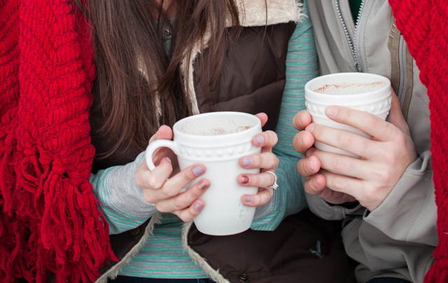Hot cocoa and marshmallows aplenty for a cozy winter engagement session in Virginia // photos by Megan Chase Photography: http://meganchasephotography.com || see more at: https://blog.nearlynewlywed.com/real-couples/engagements/cozy-winter-engagement-session/