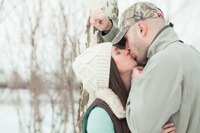 Hot cocoa and marshmallows aplenty for a cozy winter engagement session in Virginia // photos by Megan Chase Photography: http://meganchasephotography.com || see more at: https://blog.nearlynewlywed.com/real-couples/engagements/cozy-winter-engagement-session/
