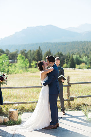 An elegant outdoor mountain wedding at Wild Basin Lodge by Meigan Canfield Photography