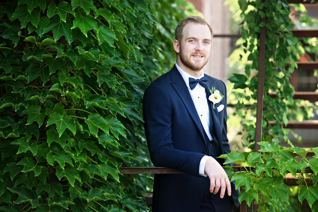 A beautiful emerald and gold hued art gallery wedding in Ontario by Melissa Avey Photography