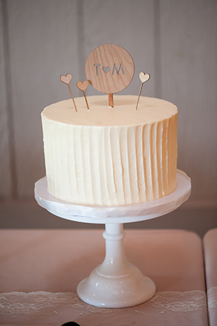 An adorably sweet music themed wedding with DIY details like pop rocks candy and mini records // photos by Michelle Johnson Photography: http://www.michellejohnsonphotography.com || see more on https://blog.nearlynewlywed.com