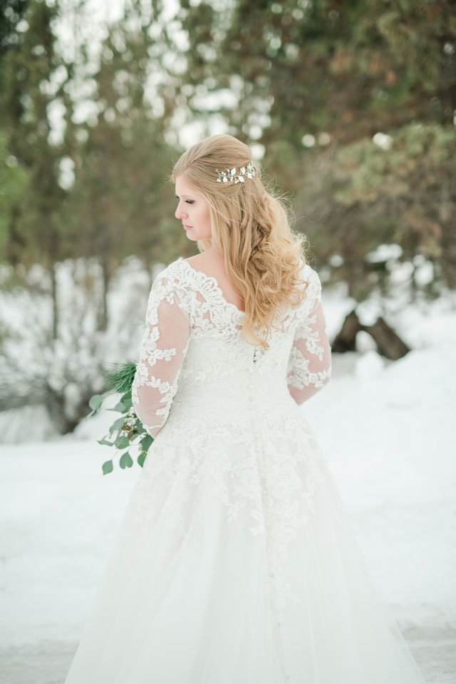 A snow-covered FivePine Lodge winter wedding in Oregon by Misty C. Photography