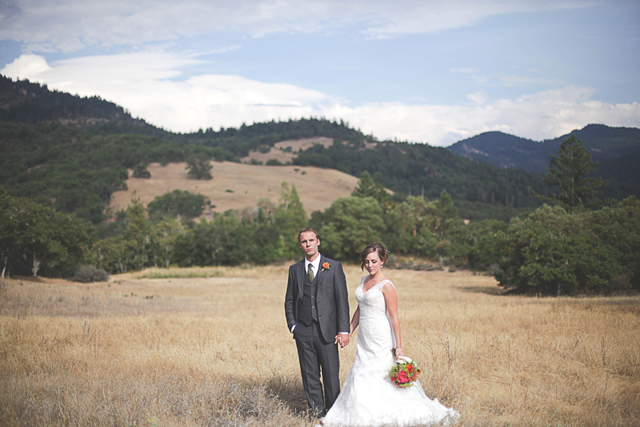 An intimate and rustic Oregon mountain wedding at the bride's childhood home // photos by Nakalan McKay Photography: http://nakalanmckay.com || see more on https://blog.nearlynewlywed.com