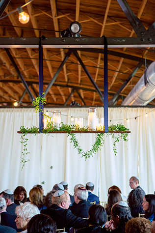An intimate and elegant industrial wedding in Atlanta // photos by (once like a spark) photography: http://www.oncelikeaspark.com || see more on https://blog.nearlynewlywed.com