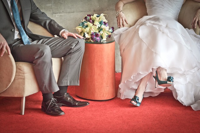 A modern wedding in an art gallery in Tempe by Photography by Verdi || see more on blog.nearlynewlywed.com