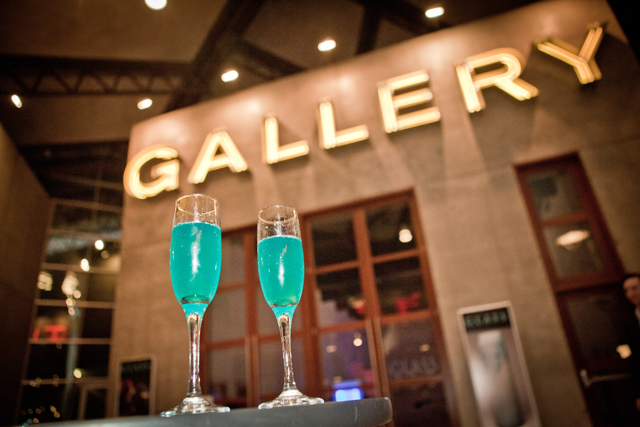 A modern wedding in an art gallery in Tempe by Photography by Verdi || see more on blog.nearlynewlywed.com