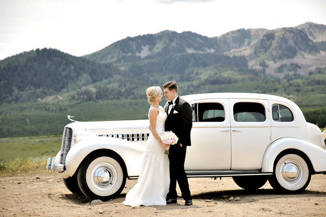 A romantic, subtly vintage mountaintop wedding in Utah with a pastel palette of blush, gold and ivory // photo by Pepper Nix Photography: http://www.peppernix.com || see more on https://blog.nearlynewlywed.com