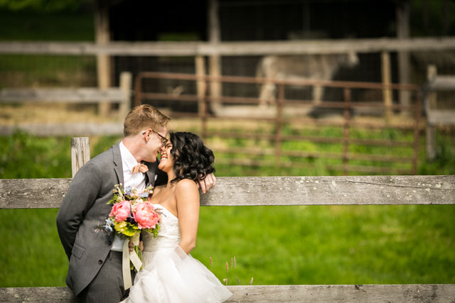 A quaint and low-key New England barn wedding with BBQ and a jug band // photos by Priyanca Rao Photography: http://priyanca.com || see more on https://blog.nearlynewlywed.com