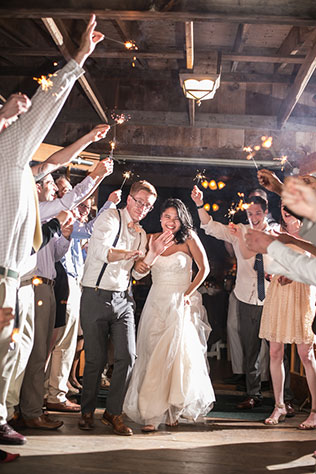 A quaint and low-key New England barn wedding with BBQ and a jug band // photos by Priyanca Rao Photography: http://priyanca.com || see more on https://blog.nearlynewlywed.com