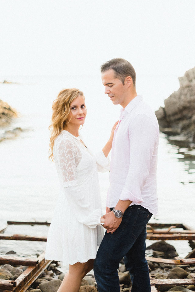 A stylish and intimate Cabo de Gata engagement session on the beach in Spain by Rafa Valera