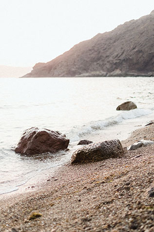 A stylish and intimate Cabo de Gata engagement session on the beach in Spain by Rafa Valera