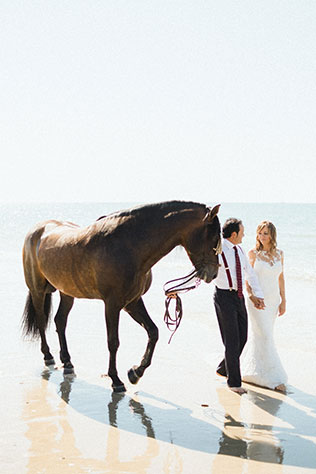 An intimate and romantic couple's session in El Rocio with a horse-drawn carriage and a walk on the beach by Rafa Valera