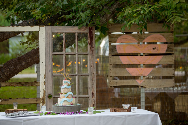 An outdoor autumn farm wedding in urban Austin | Ryan Green Photography: http://www.ryangreenphotography.com